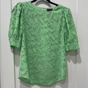 Vince Camuto Green Lace like floral pattern short sleeves Top